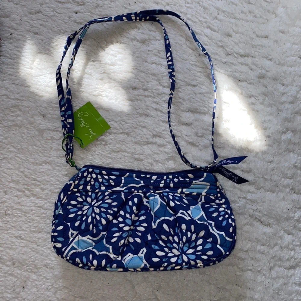 BNWT Vera Bradley Quilted Blue and White Floral Adjustable Crossbody Bag - Picture 2 of 6